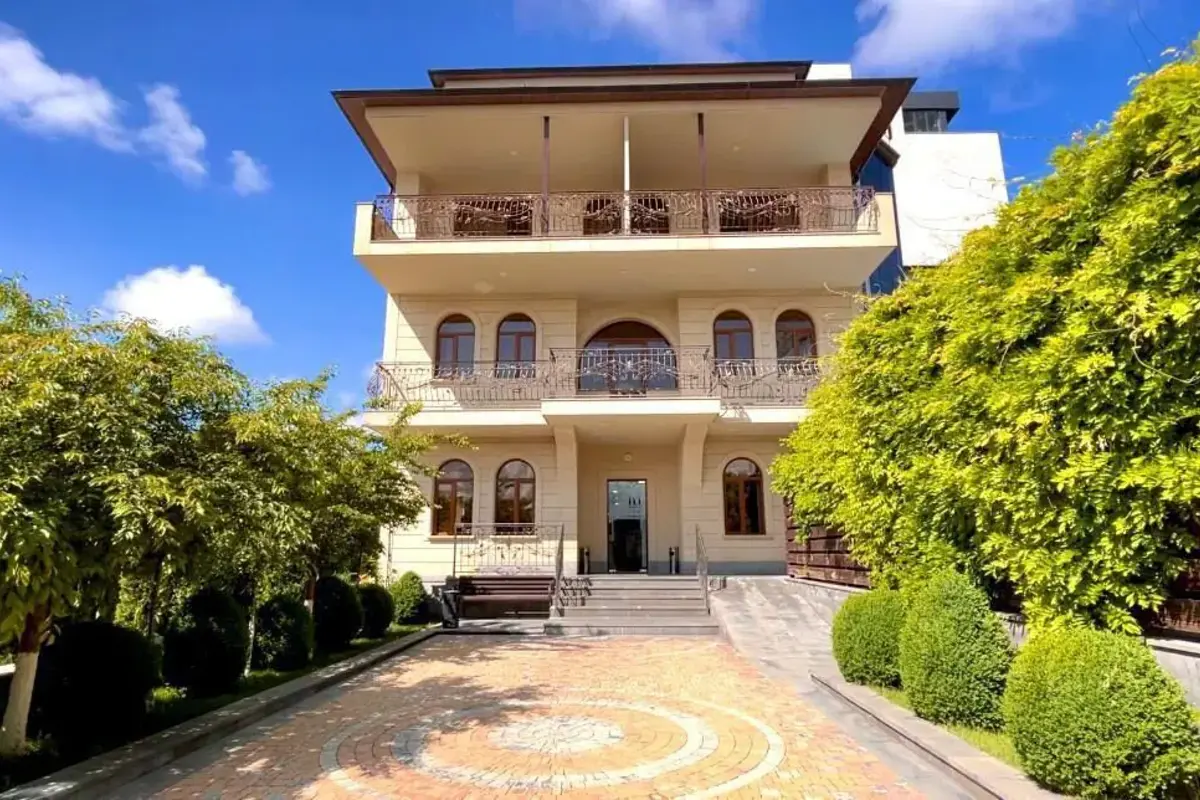 هتل بین ایروان (Bien Hotel)